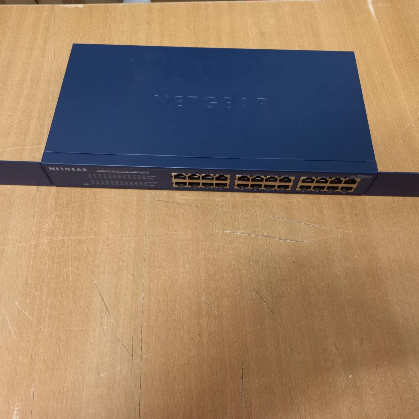 Netgear Hubs & Switches: NETGEAR ProSafe 24 Port 10/100 Unmanaged Switch – Gebraucht aus Dietikon von ExaLightAndSound 1