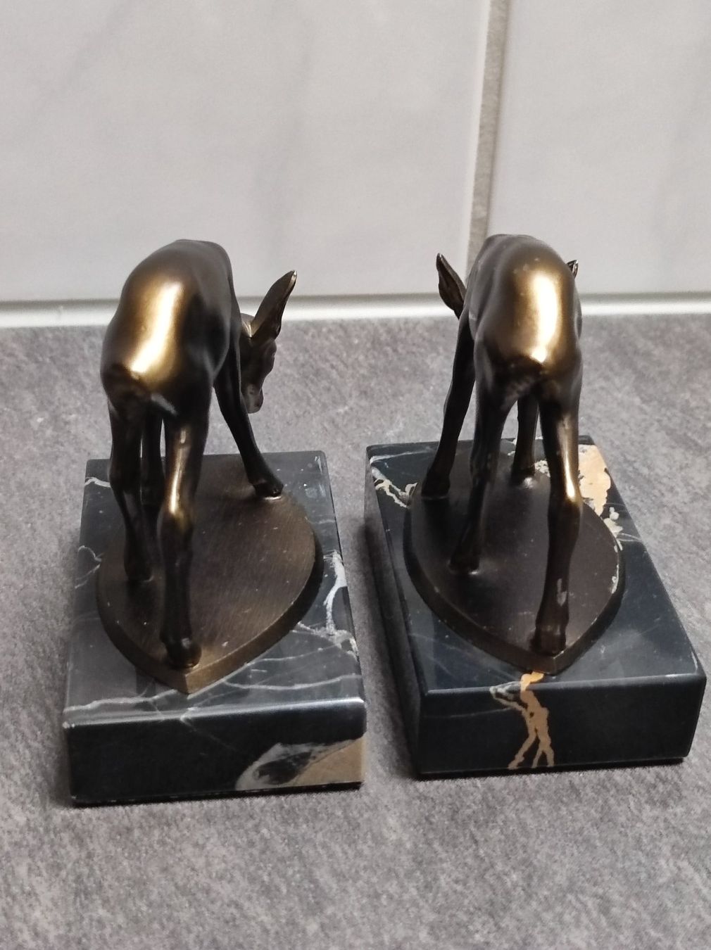 Statuette: Zwei Rehe auf Sockel, Material unbekannt – Usato da Wohlen AG venduto da Tikale 4