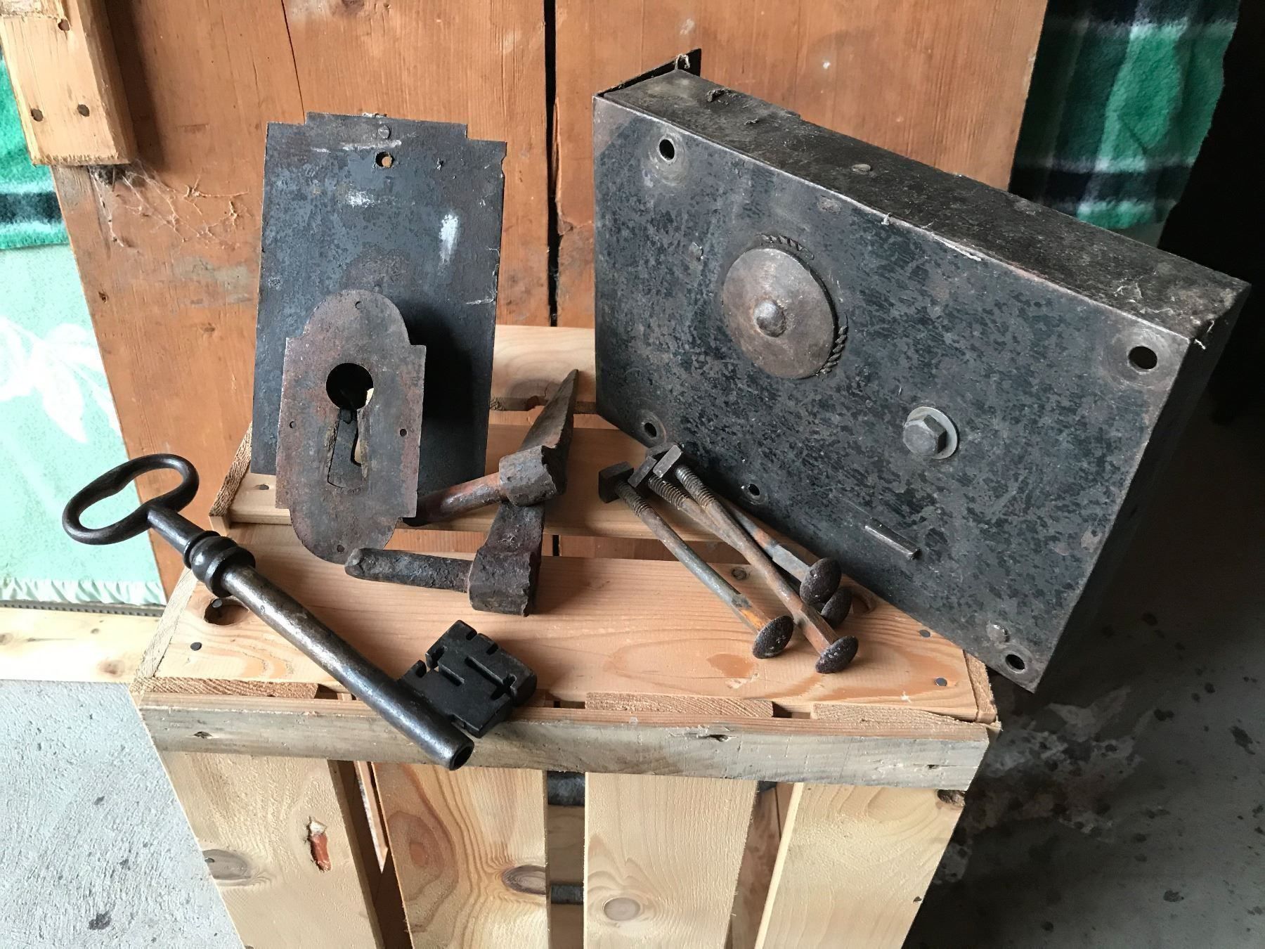 Porte: Porte et serrure d'un mazot – Usato da Ste-Croix venduto da BuffetSC 4