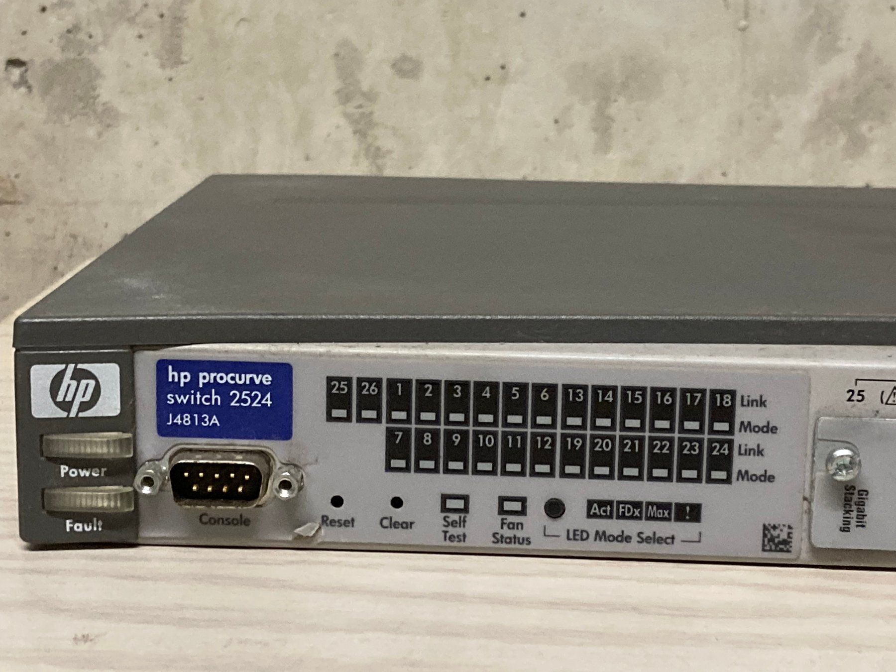 Hewlett Packard Hub & Switch: 2x HP Procurve Switch 2524 J4813A / 24-Port Switch – Usato da Wettingen venduto da Schabernack_sam 2