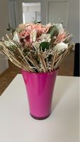 Bouquet de fleurs séchées roses et naturelles en vase