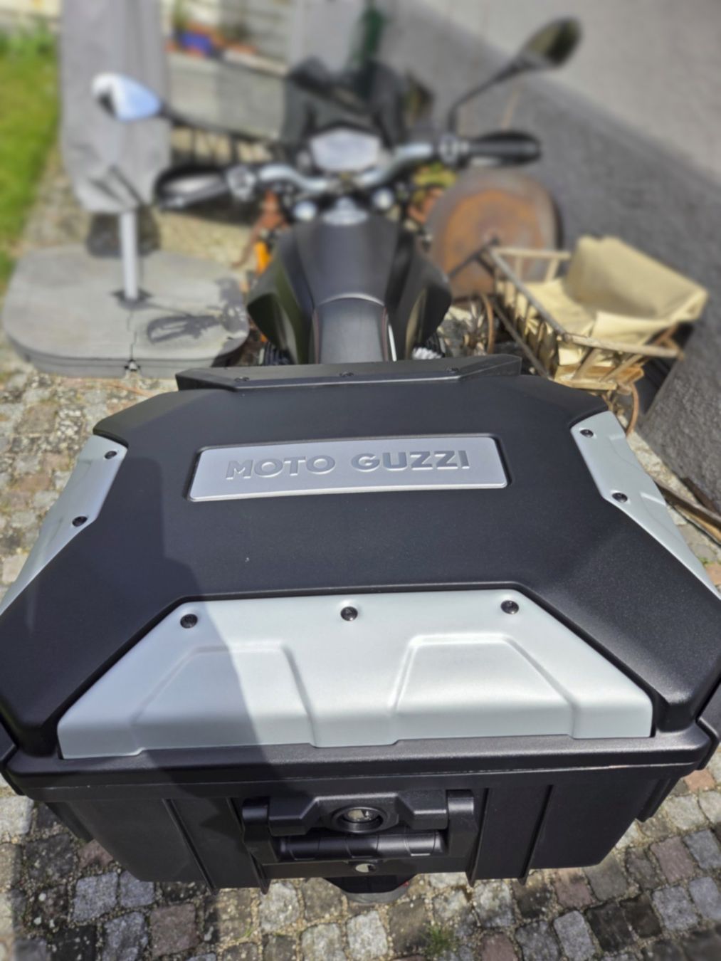 Moto Guzzi Topcase: Moto Guzzi V85 TT Topcase Urban 40L inkl Träger – Gebraucht aus Wettingen von Allmilchigsinn 1