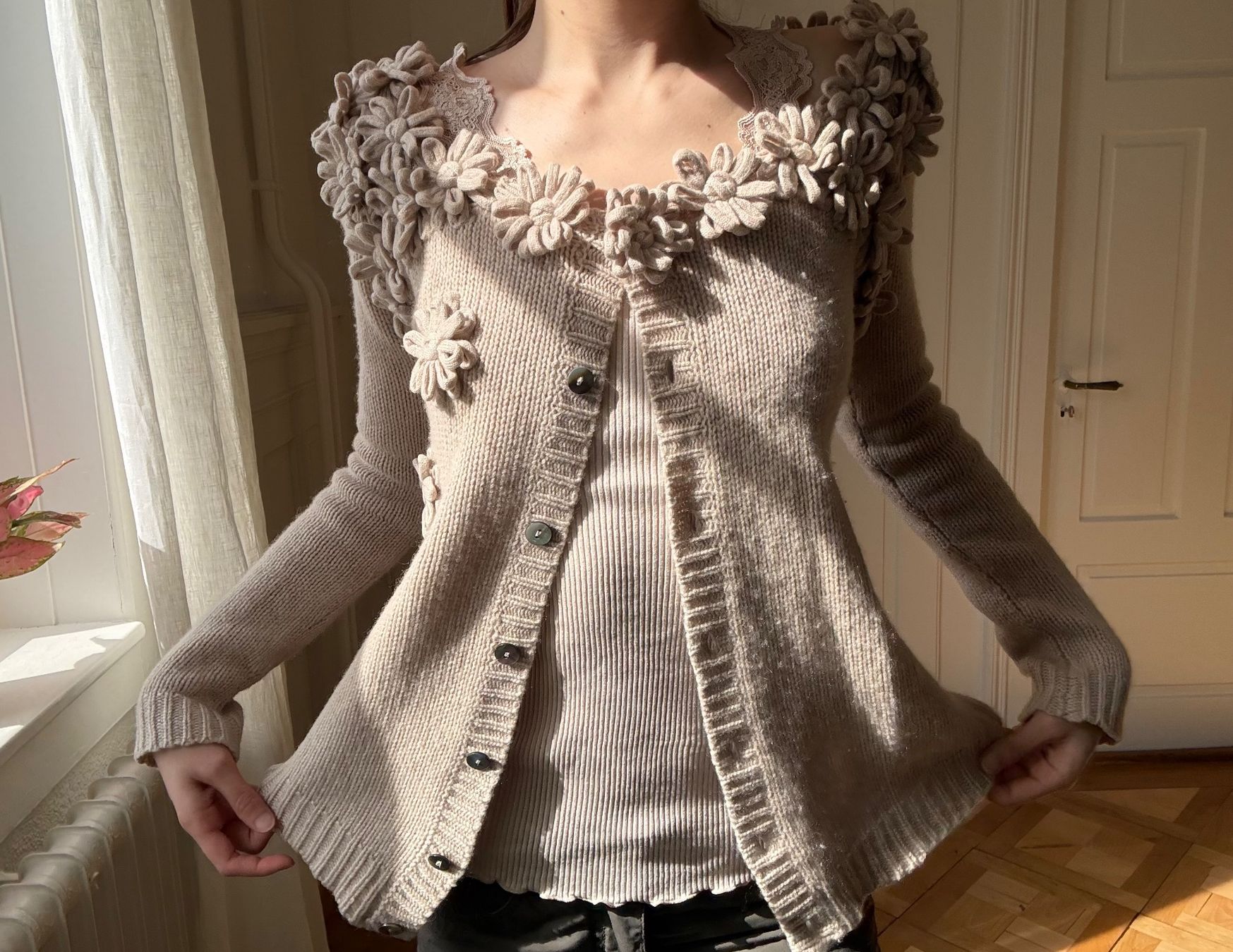 Giacche: Kashmir Strickjacke mit Blumenapplikation - Gr. M/S – Usato da Zürich venduto da pet_8jkt