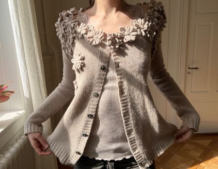 Kashmir Strickjacke mit Blumenapplikation - Gr. M/S