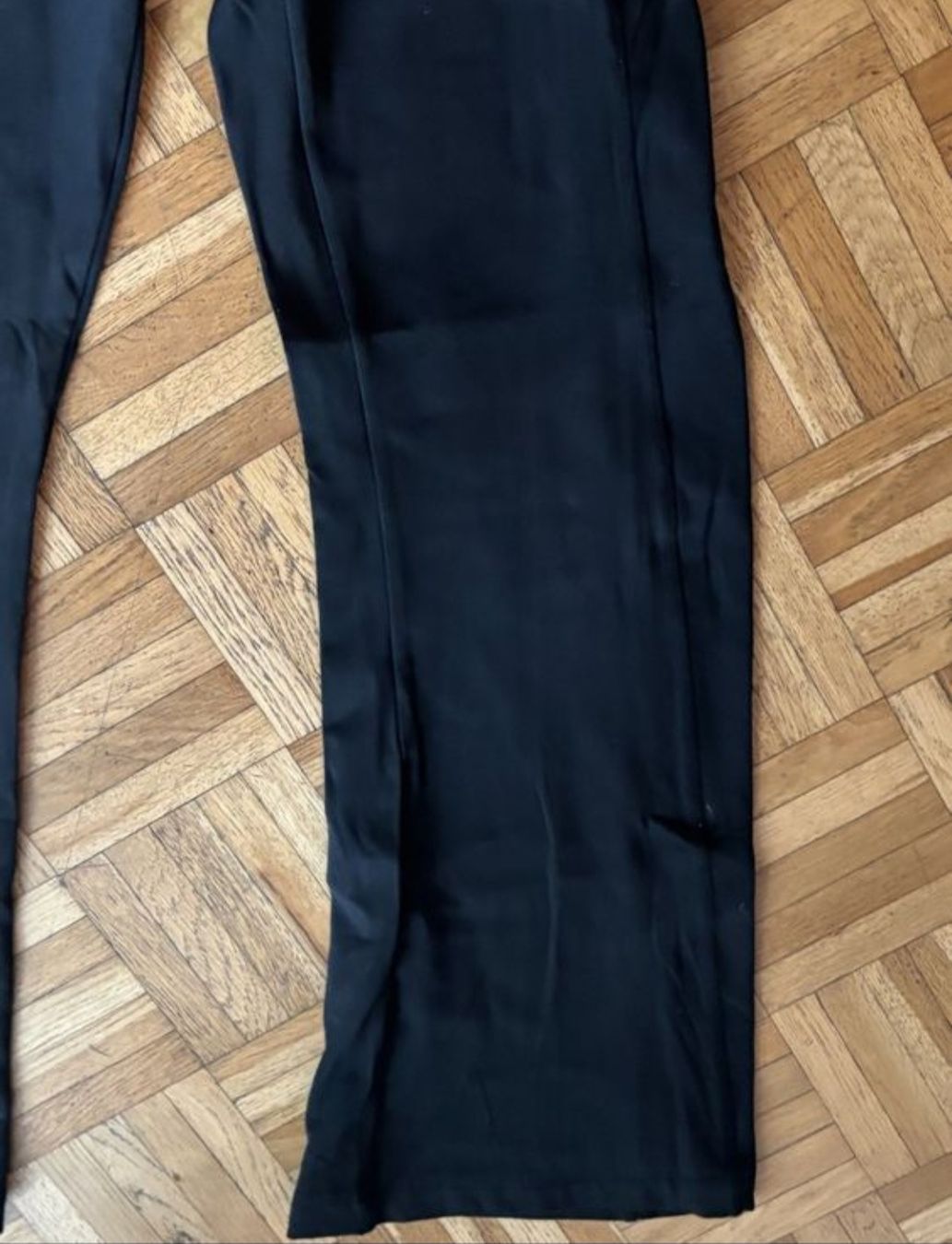 Guess Pantaloni: Schwarze  Trainingshose,  GUESS Gr.36/38 – Usato da Interlaken venduto da NataliiaS 4