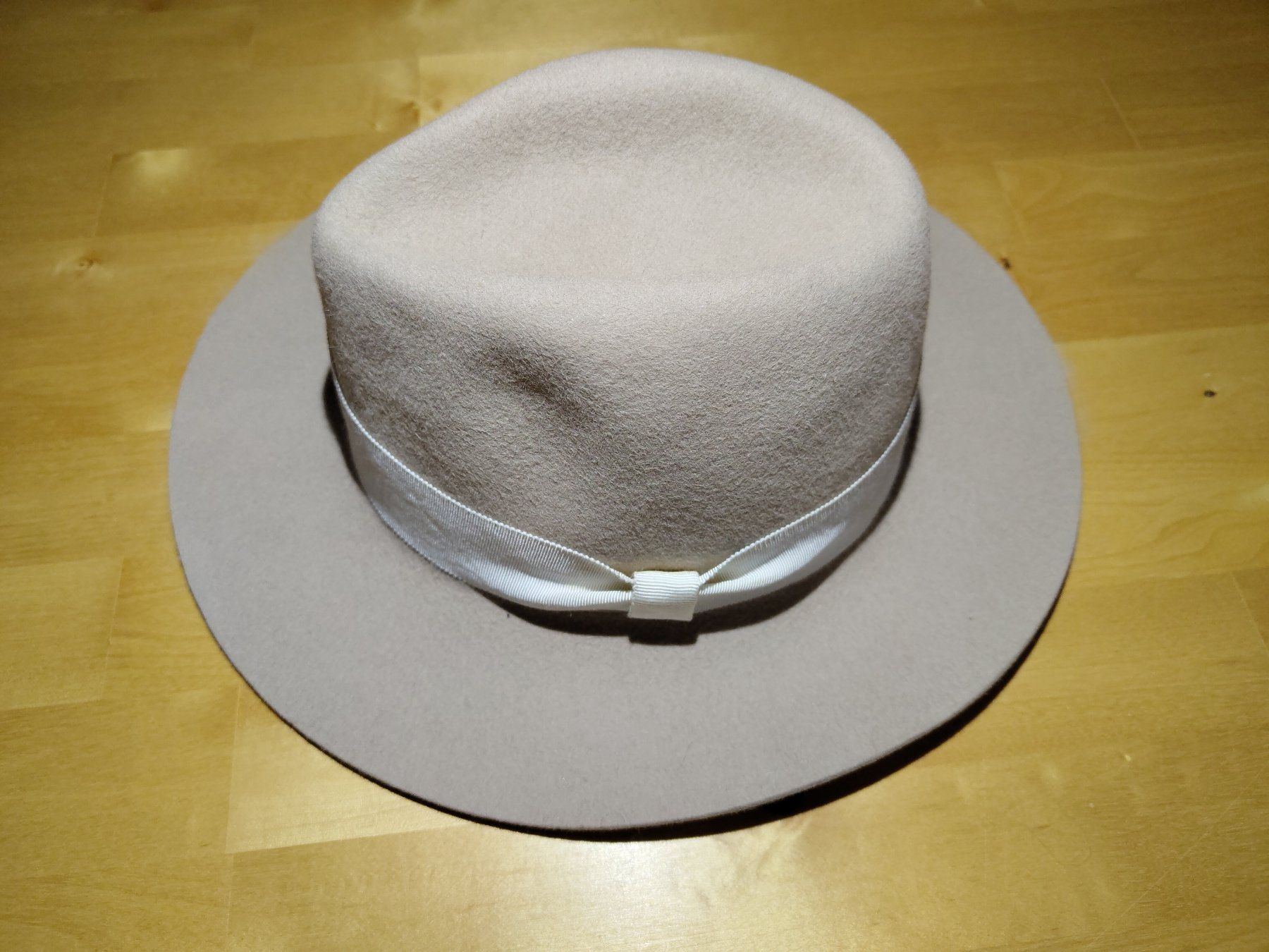 Copricapi, berretti & cappellini: Trendiger Fedora Hut aus Wolle, Beige – Usato da Kriens venduto da Carvid 1