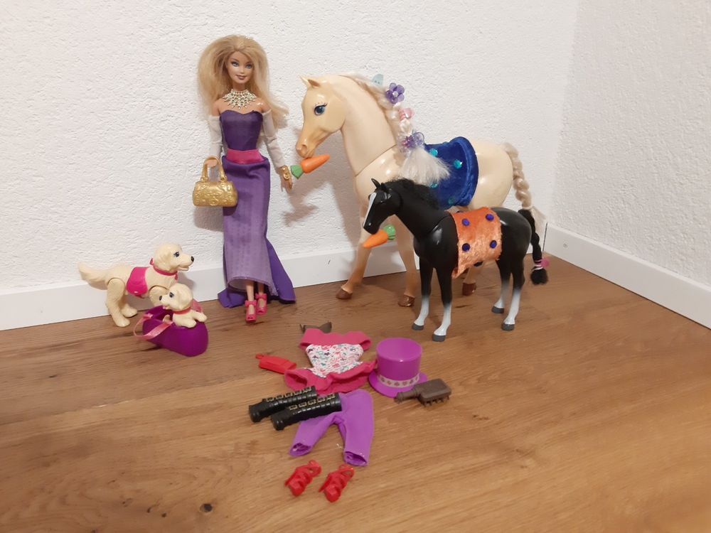 Barbie mit verschiedenen Kleidern, 2 Pferden, 2 Hunden Kaufen auf Ricardo
