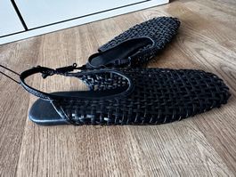 SCHWARZE LEDERSANDALEN VON ZARA