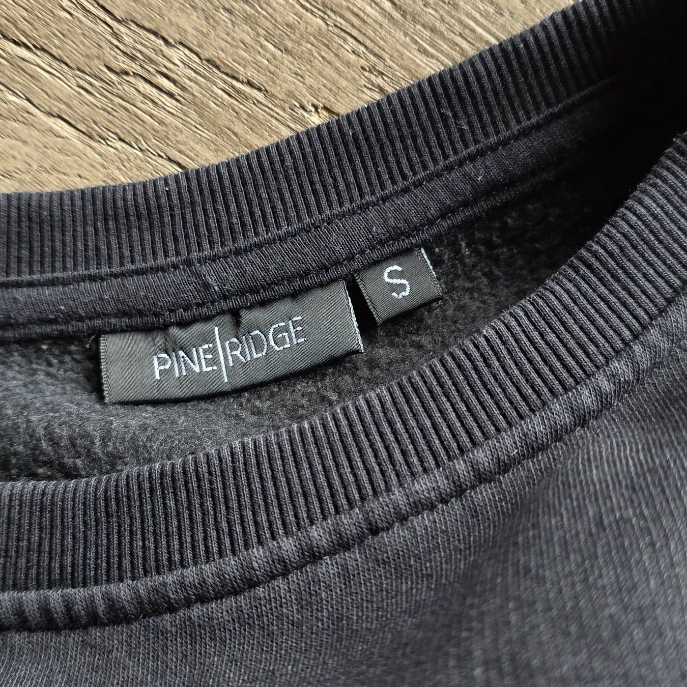 Maglioni & Felpe: 🐸 PINE RIDGE PULLOVER S SCHWARZ MIT PRINT – Nuovo (secondo la descrizione) da Môtier (Vully) venduto da Frogs 7
