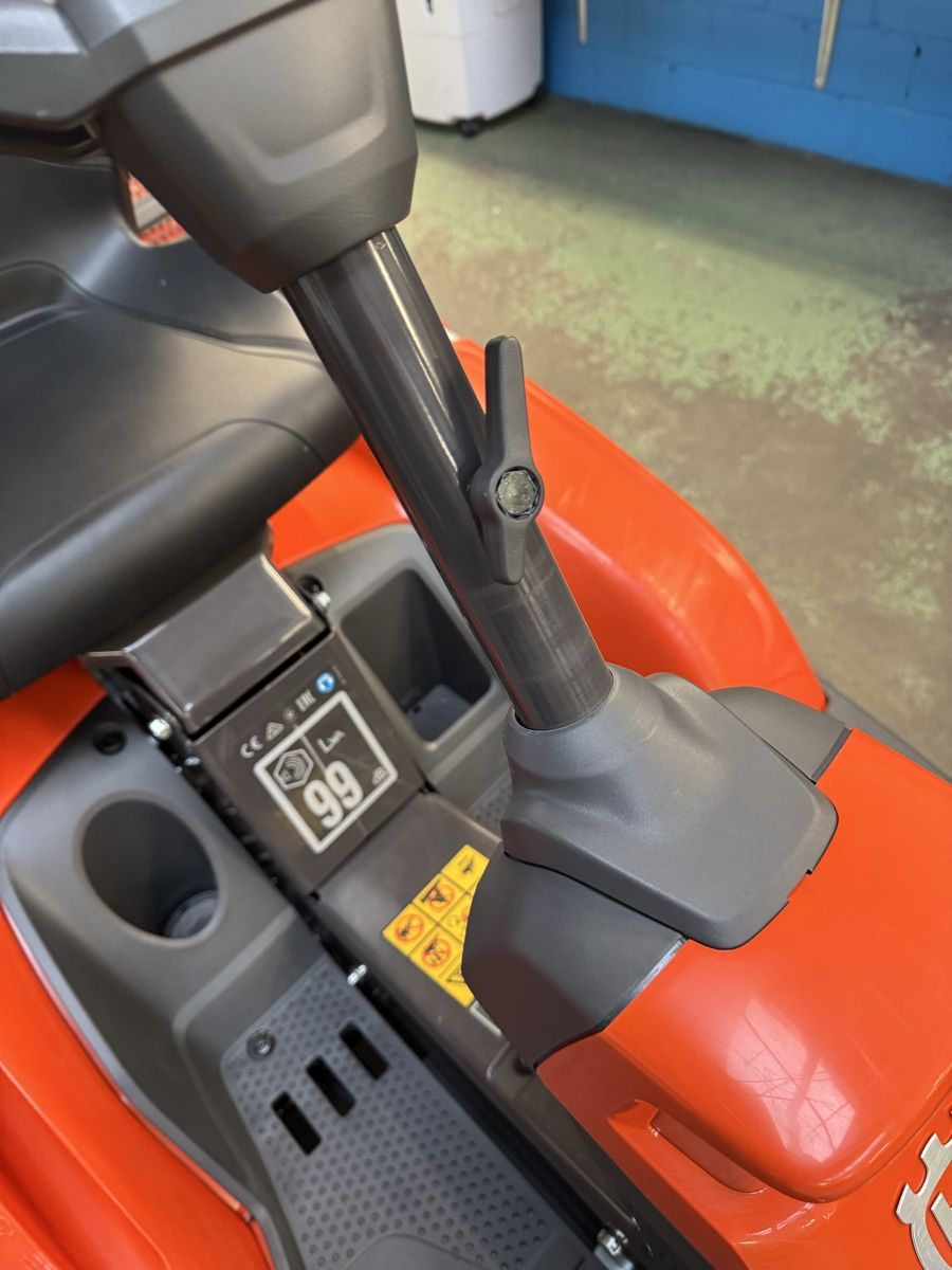 Husqvarna Tagliaerba: Husqvarna 216 AWD Allrad mit Scheeschild – Usato da Brügg BE venduto da Guru73 9