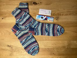 Wunderschöne, handgestrickte OPAL Wirbelwind Socken