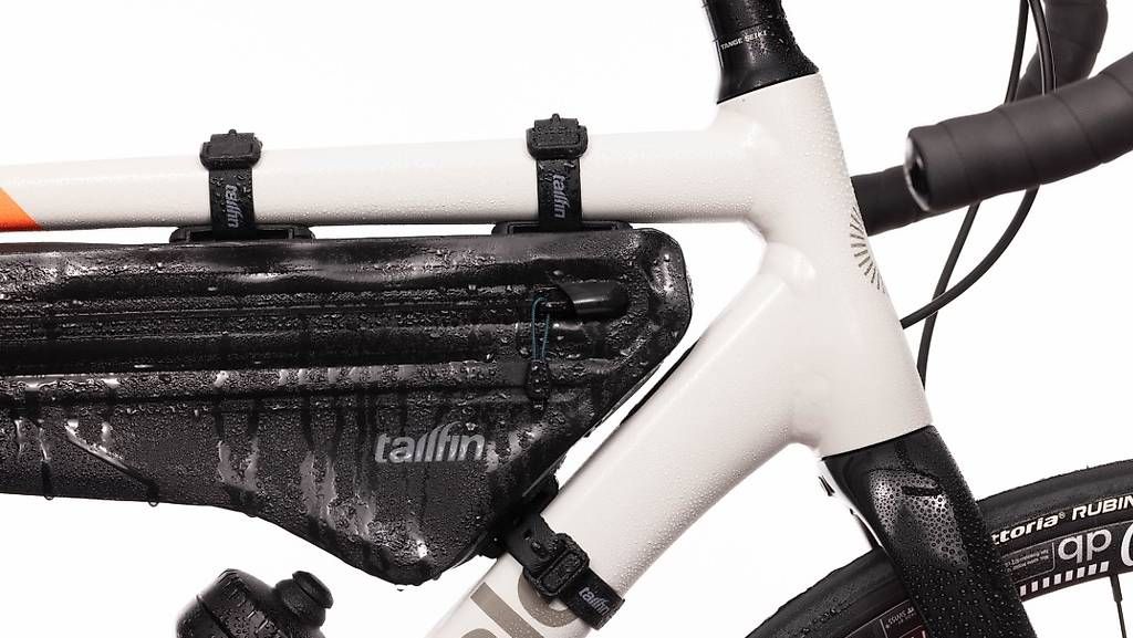 Tailfin Borse: Sacoche de cadre Tailfin 2.7L – Nuovo (secondo la descrizione) da La Tour-de-Trême venduto da w.max