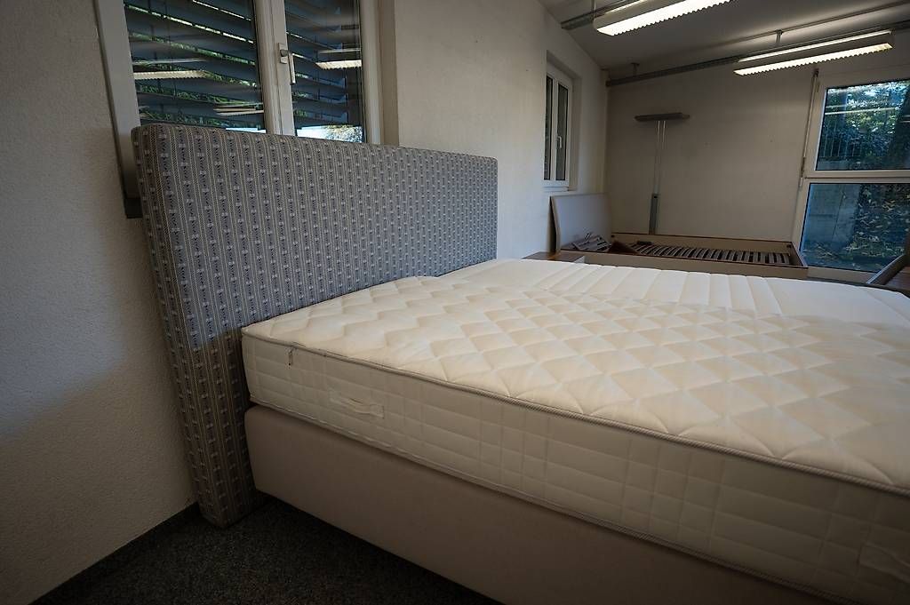 Betten: Doppelbett mit gemustertem Kopfteil mit oder ohne Matratzen – Neu und originalverpackt aus Ittigen von jos_fsm8 2
