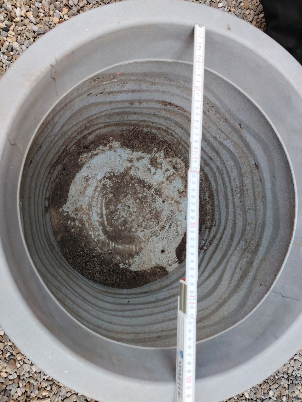 Blumentöpfe: Blumentöpfe hellgrau Durchmesser ca. 60cm gebraucht 2stk. – Gebraucht aus Malans GR von nig_nk8t 2