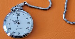 Antike Taschenuhr "Antimagnetic" mit Kette, Sammlerstück