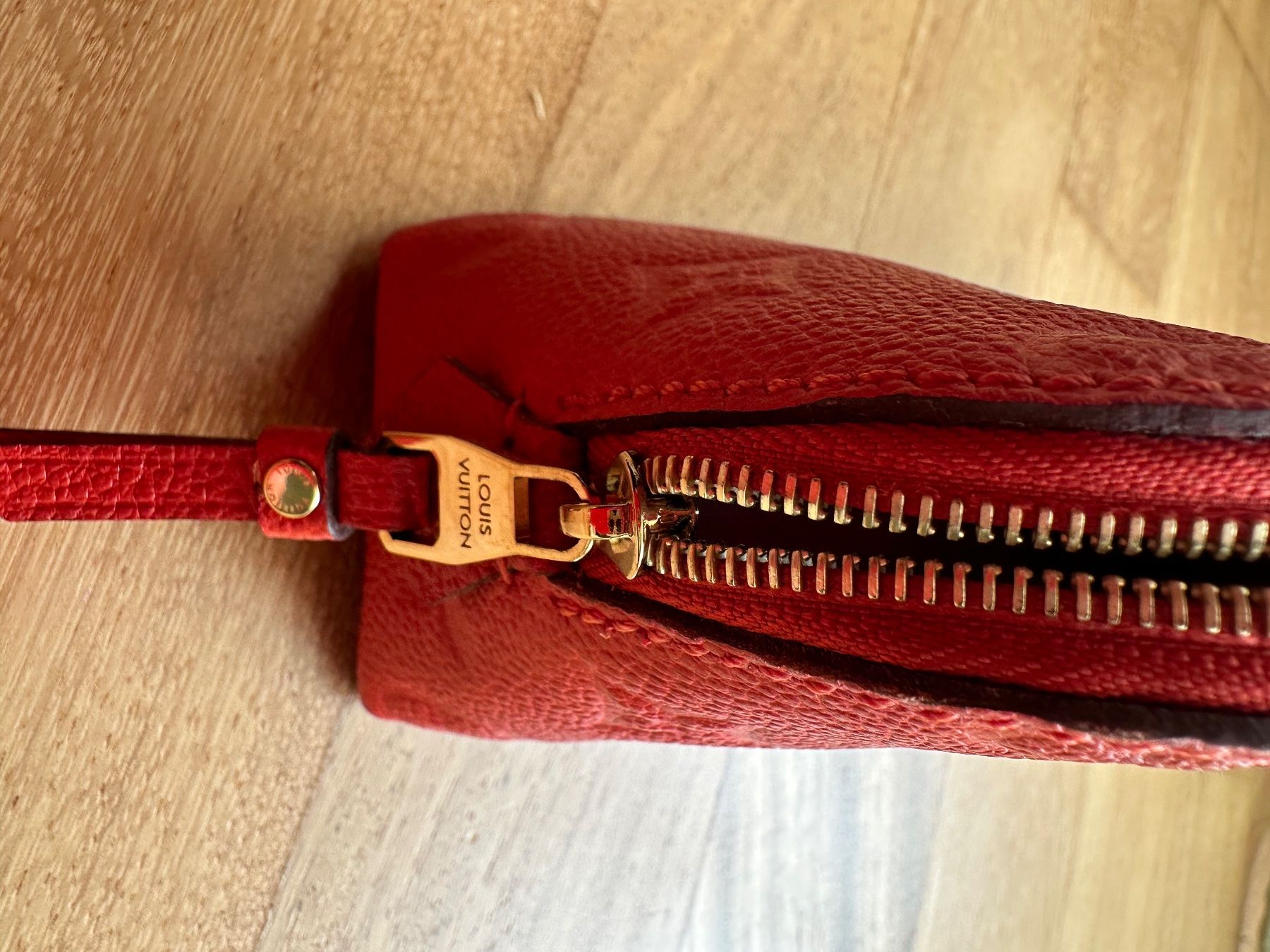 Louis Vuitton Custodie per cosmetici: Louis Vuitton Kosmetiktasche PM Orient Empreinte Rot – Usato da Muri AG venduto da engelsherzli 4