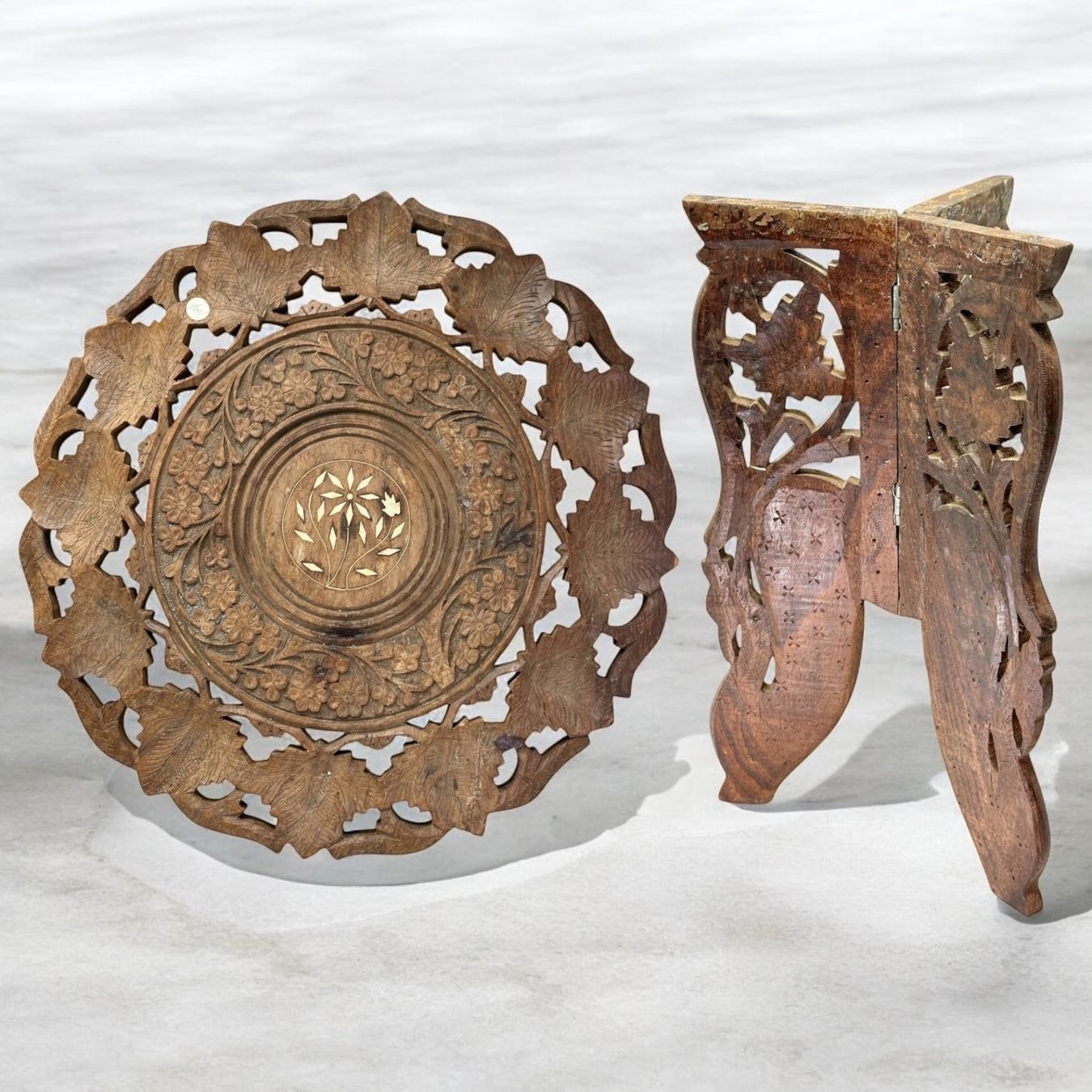 Tische: Table pliante antique birmane sculptée bois de palissandre – Gebraucht aus Morges von objetsdepoque