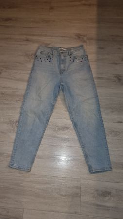 Levi's Mom Jeans W28, hellblau mit bunten Steinen verziert