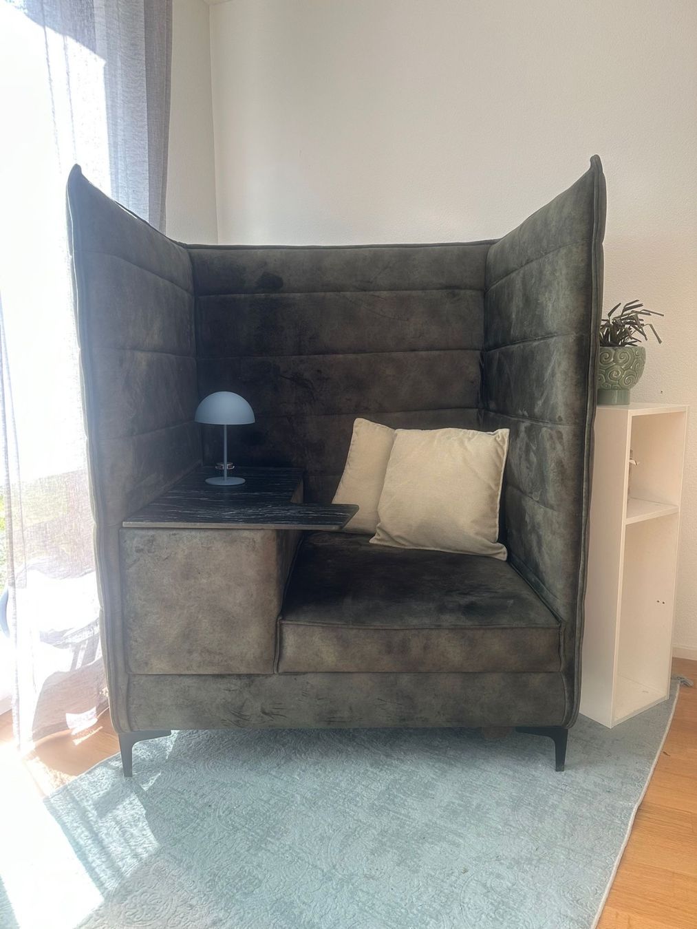 Poltrone: High-Back Office Sessel mit Tisch und Steckleiste – Usato da Luzern venduto da giugno_ 1