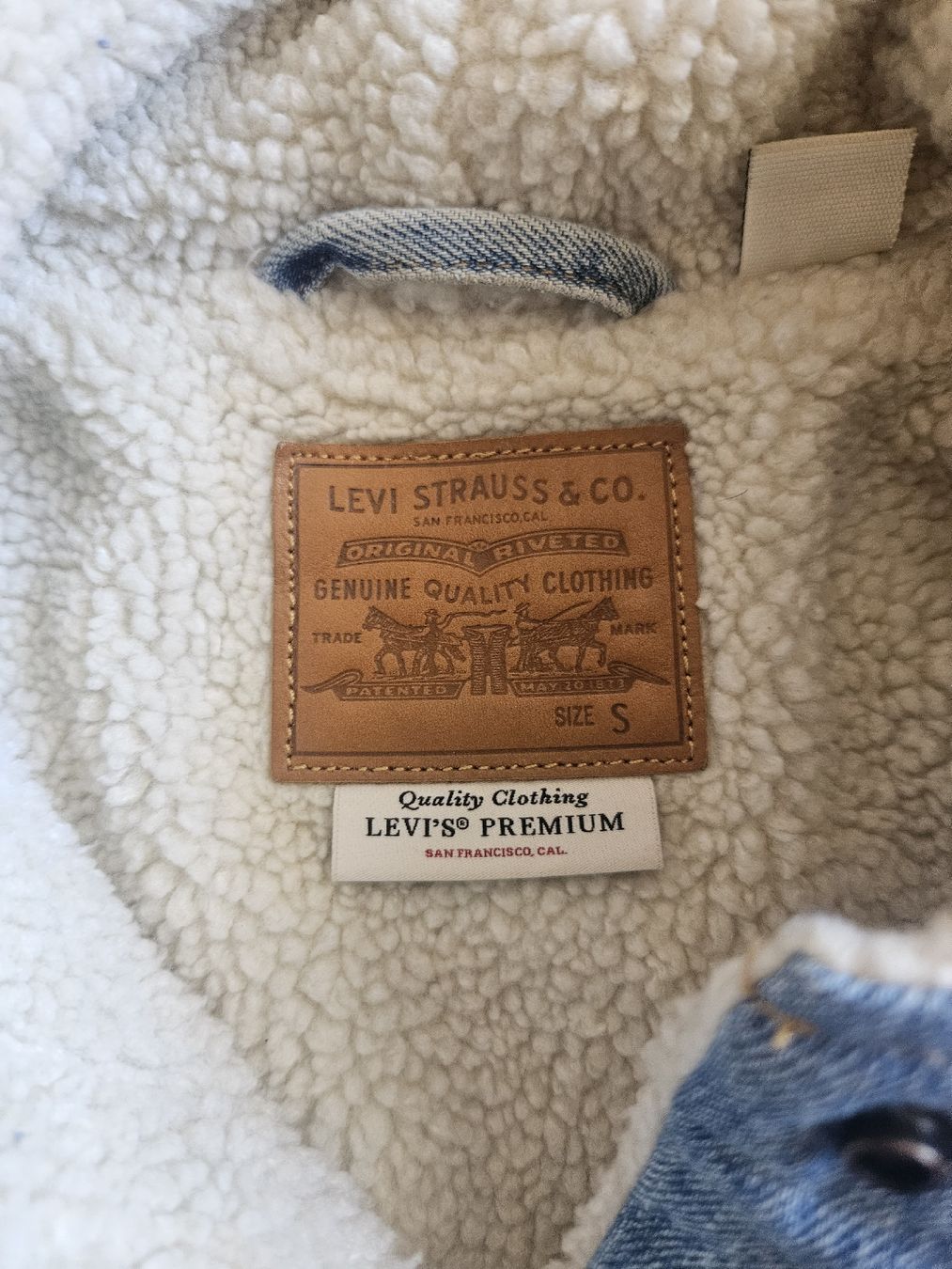 Levi's Giacche: Levi's Sherpa Hoodie – Usato da Les Acacias venduto da minnie6 6