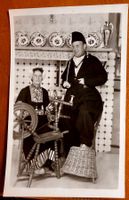 Couple en costumes traditionnels, pays inconnu ? Ancien