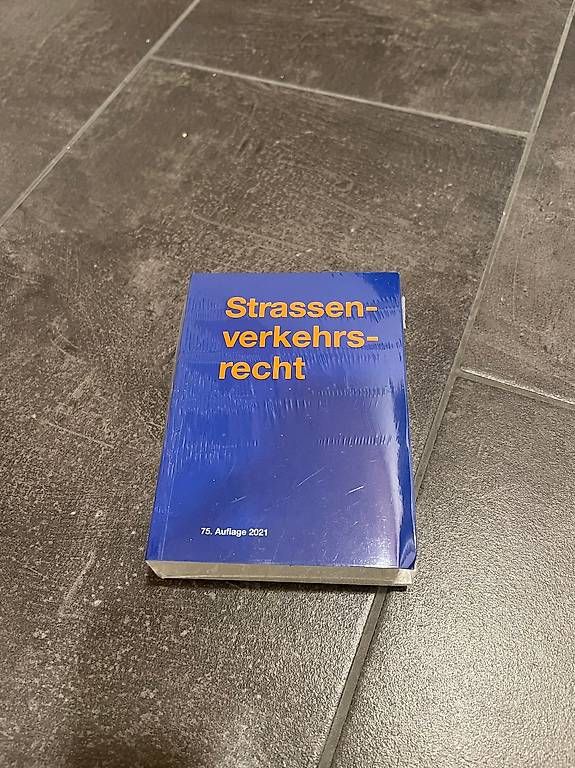 Bücher: Buch Strassenverkehrsrecht mit Daumenregister – Gebraucht aus Signau von Mage700