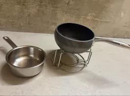 Kleine Pfannen mit Ständer Set zwei Stück gebraucht
