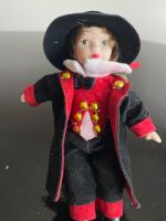 Porzellanpuppe Junge in Tracht schwarz rot gebraucht
