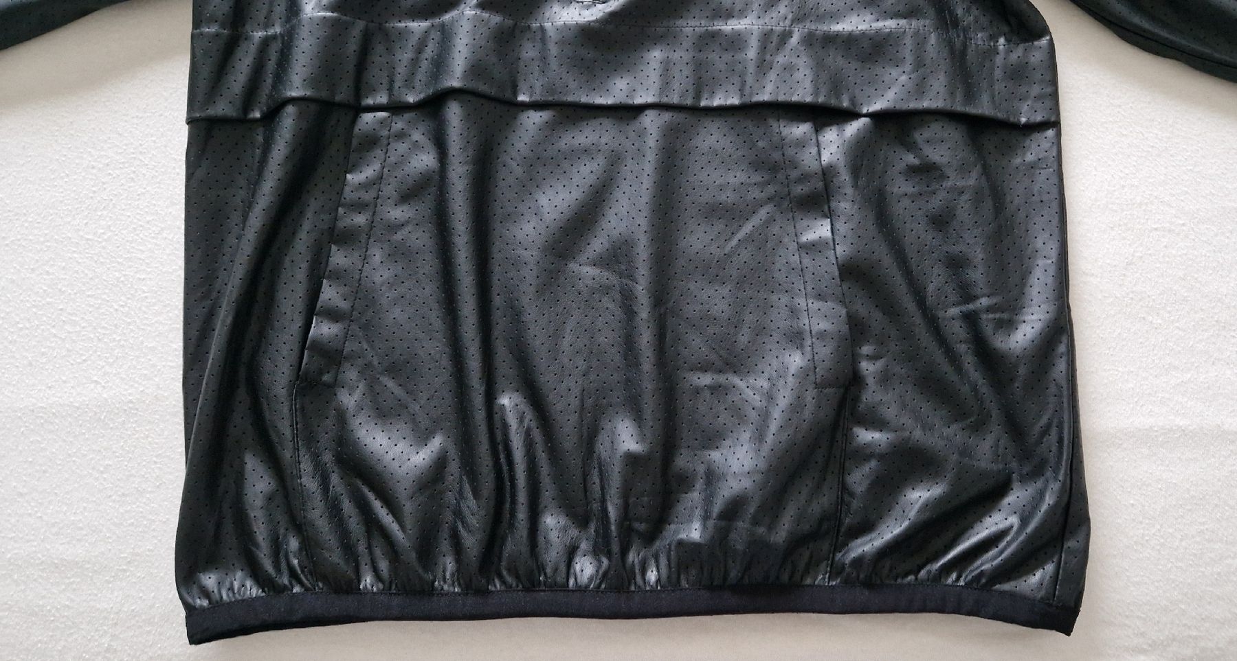 Zara Maglioni & Felpe: ZARA Schwarzes Sweatshirt mit Lederoptik, Gr. S – Usato da Allschwil venduto da merve_g 9