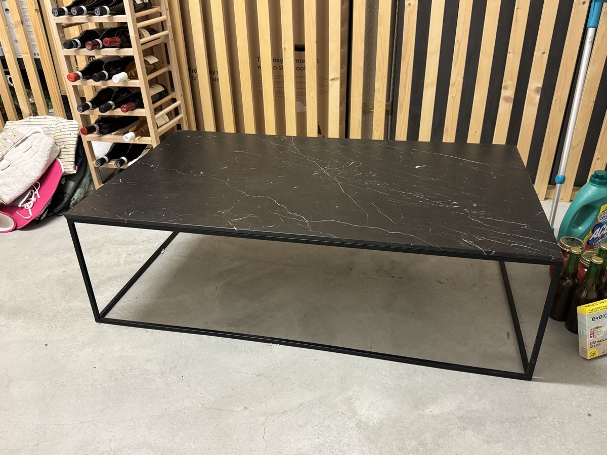 Tavoli: Moderner Couchtisch aus schwarzem Kunstmarmor. – Usato da Pfäffikon ZH venduto da dam_2wvg 1
