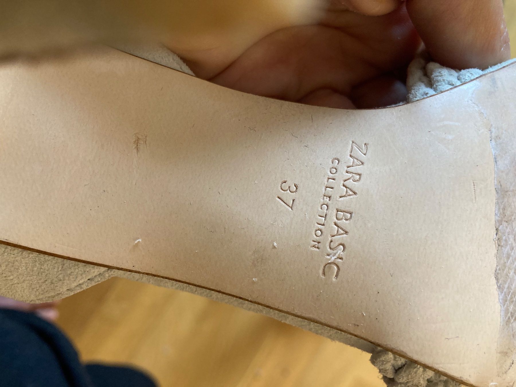 Zara Scarpe da donna: Soft Suede off-white Zara Sandals, size 37 – Usato da Luzern venduto da AM2nd 2