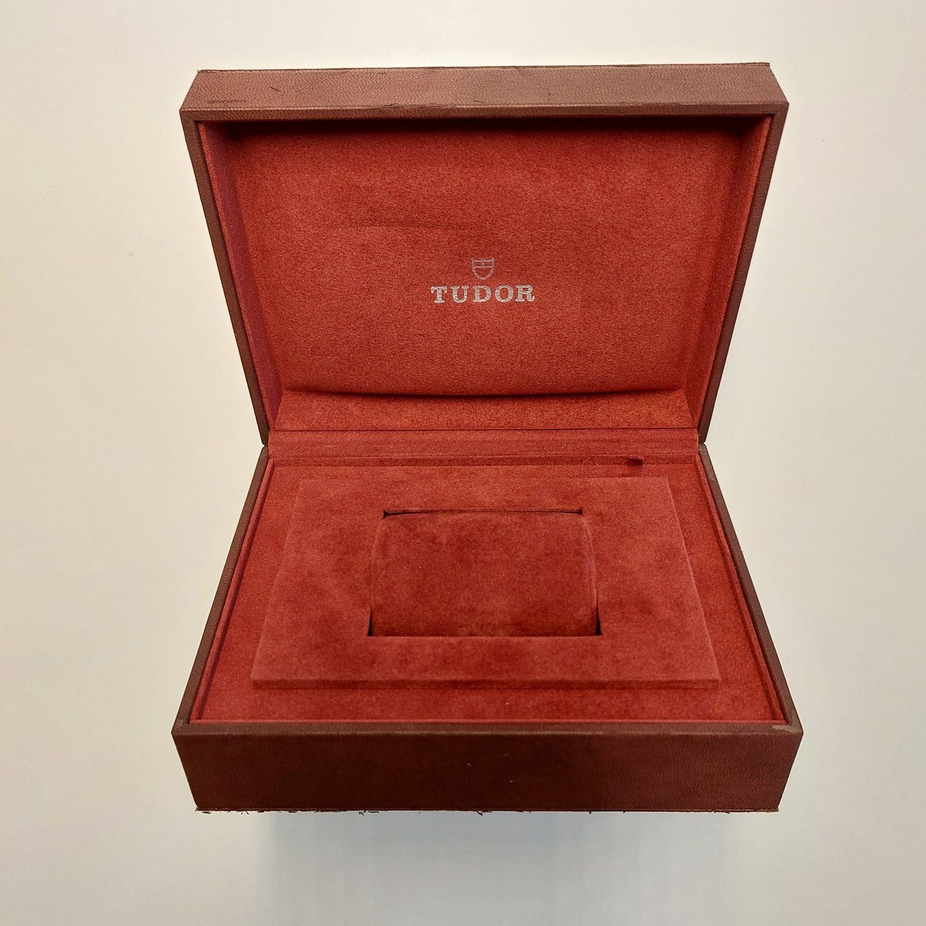 Tudor Scatole porta orologi: Tudor Box 95 00 04 bordeauxrot mit Manual 8.2002 E – Usato da St. Gallen venduto da shatcy 1