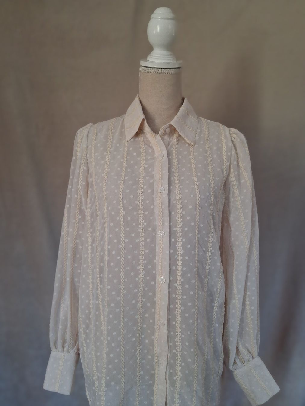 Blusen: Verspielte Bluse eierschale mit Punktemuster Gr. M – Gebraucht aus Ried-Brig von Zzyzx 2