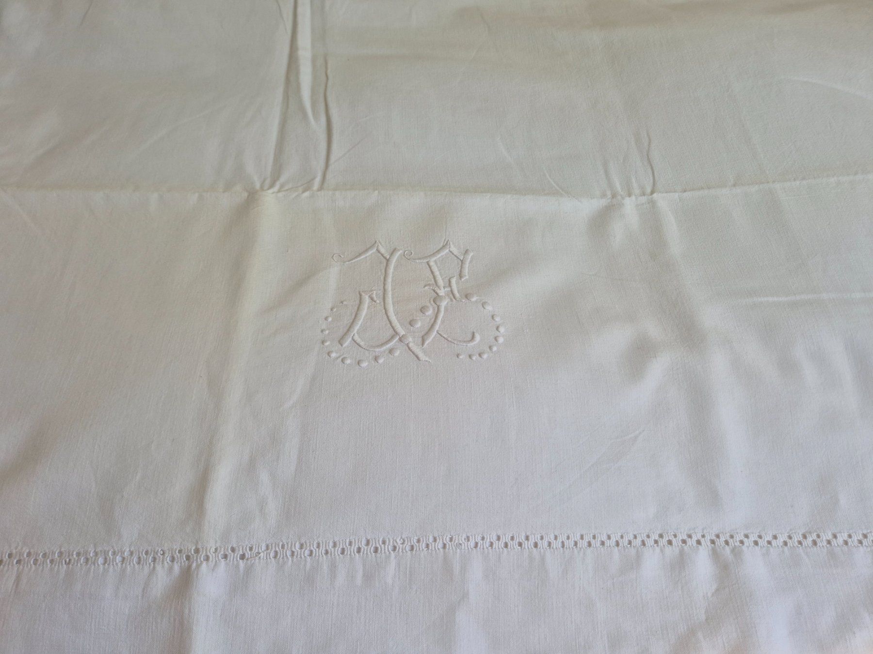 Biancheria da letto: Grose antikes Leinen Leintuch mit Monogramm "IE" bestickt – Usato da Bern venduto da aronari 1