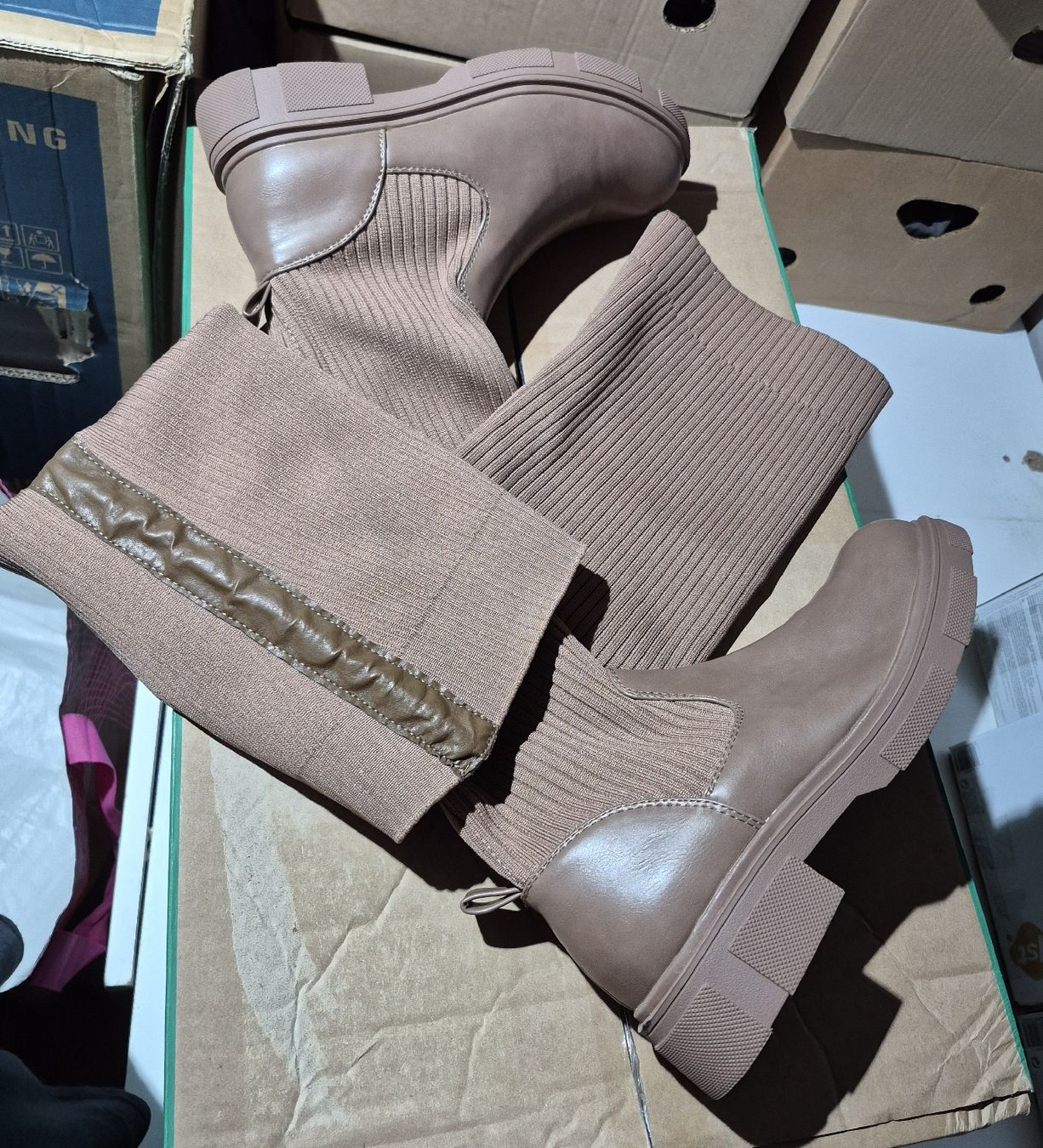 Damenschuhe: Elastische Stiefel am Bein – Neu (gemäss Beschreibung) aus Wislikofen von Ana.Gomes 3