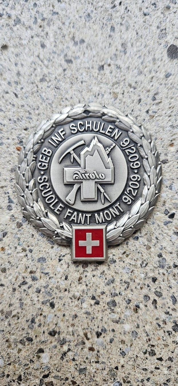 Schweizer Armee Plaketten & Abzeichen: *** Beretemblem Silber Schweizer Armee *** – Neu und originalverpackt aus Riedholz von fr_sIruP