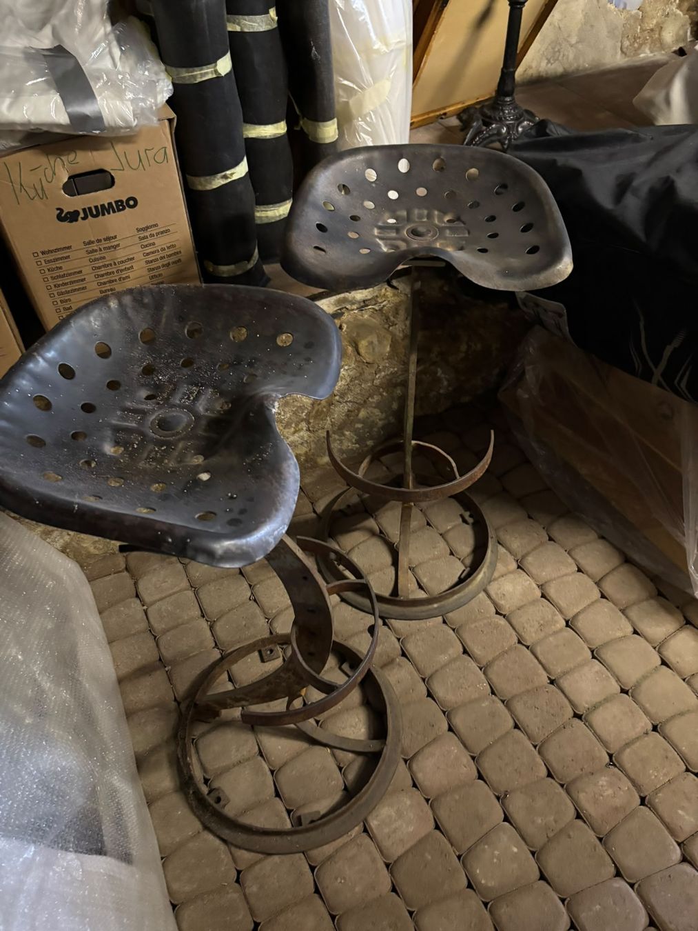Stühle: Metallene Traktorstühle – Gebraucht aus Zürich von FlorinGasser 1