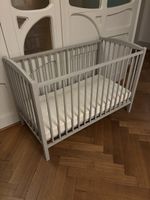 Graues Kinderbett mit Matratze - bereit für süsse Träume!