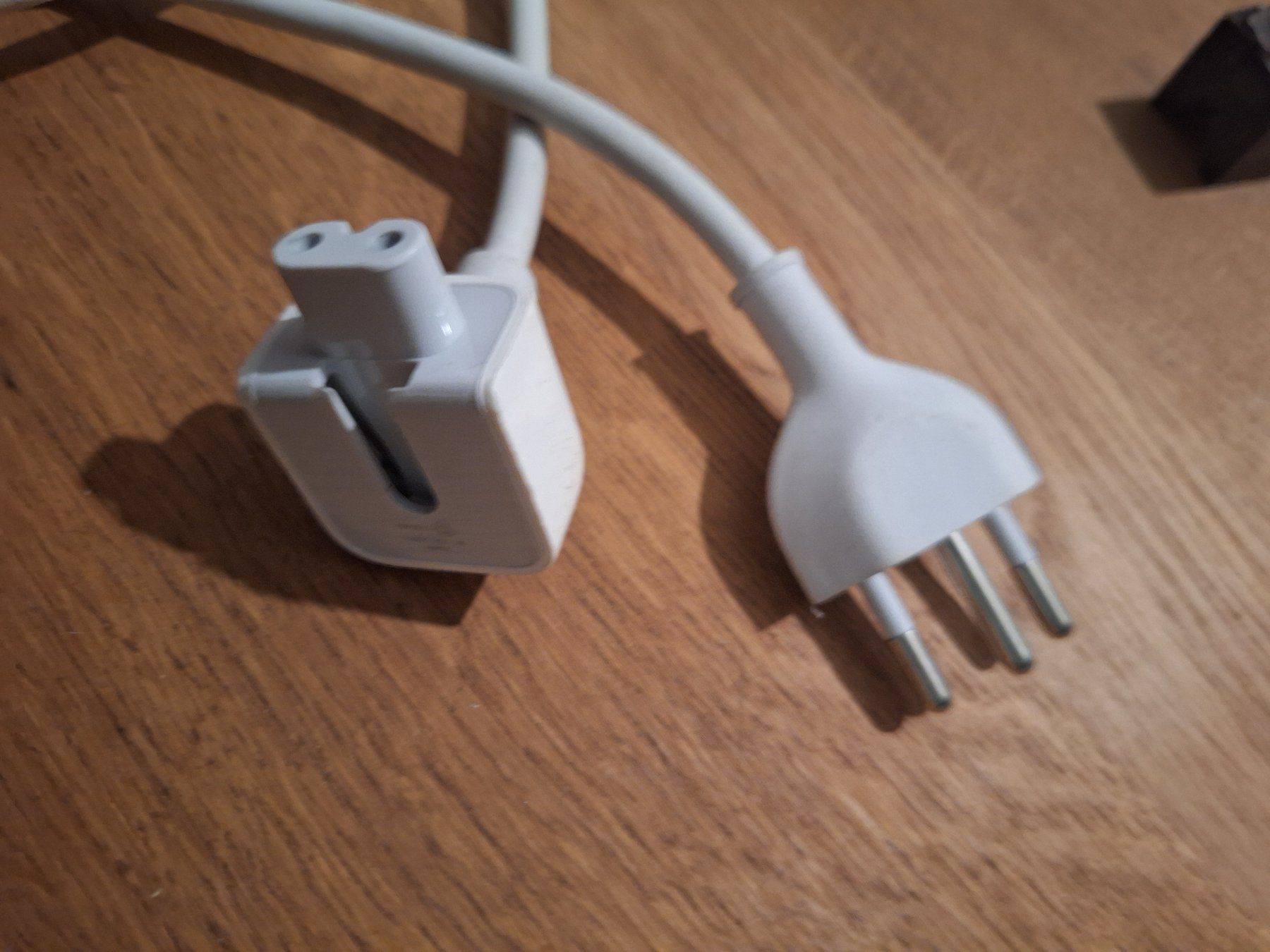 Apple Cavi: Cable APPLE de 2 mètres – Usato da Chêne-Bougeries venduto da xchrysalide 1