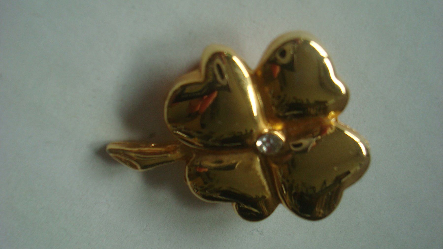 Broches & Aiguilles: Brosche Kleeblatt mit Strasssteinchen 3 cm – D'occasion à Münchenstein par Pesci6