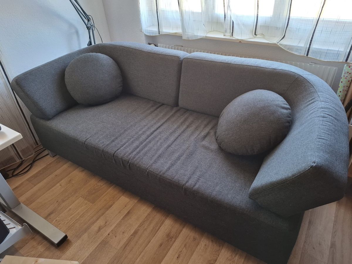 Divani: Sofa grau mit zwei Kissen – Usato da Reutigen venduto da sel_xy25
