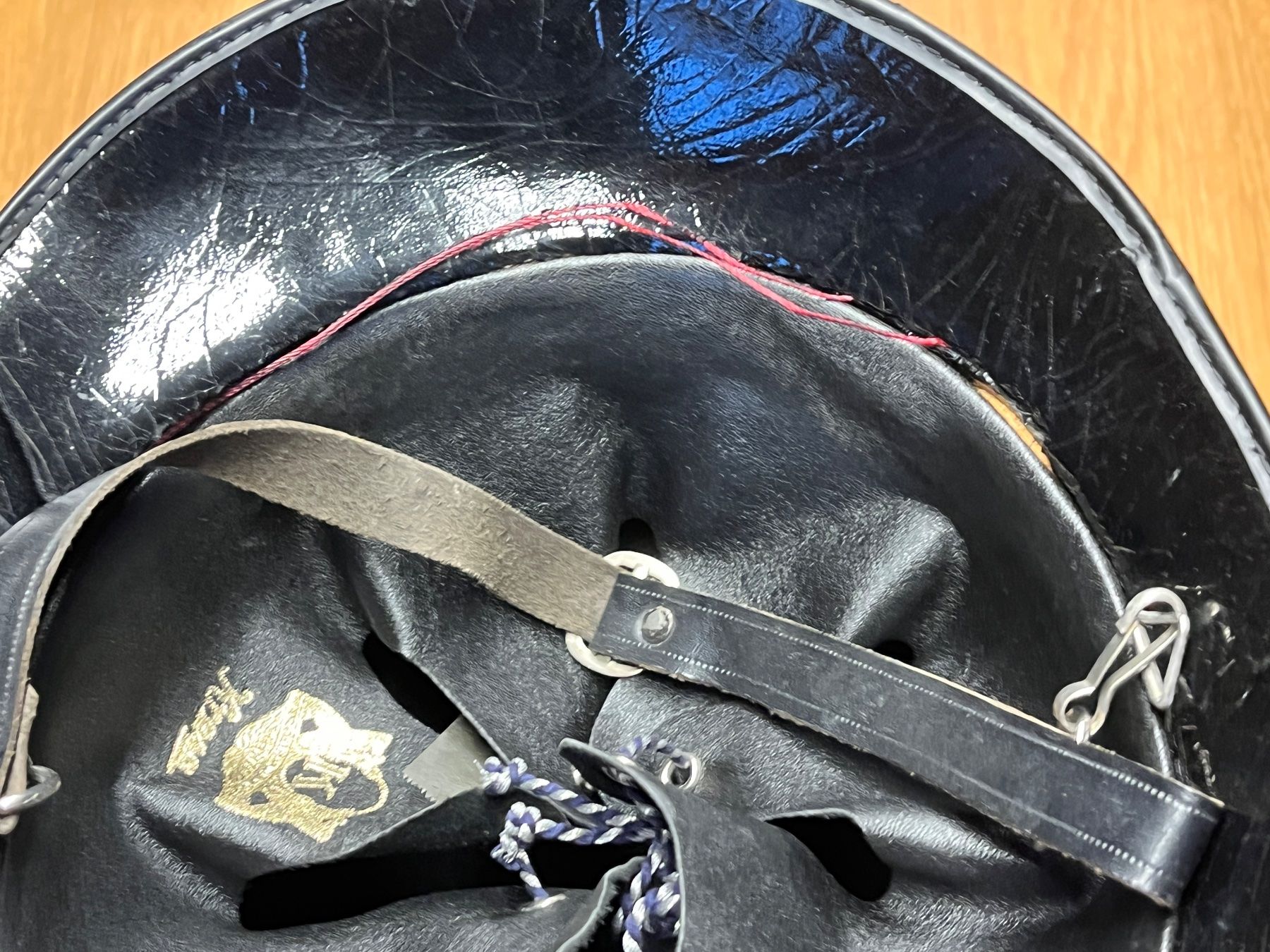Uniformi: Stadtpolizei Zürich Helm/Bobby – Usato da Flaach venduto da Blauefreiheit 2