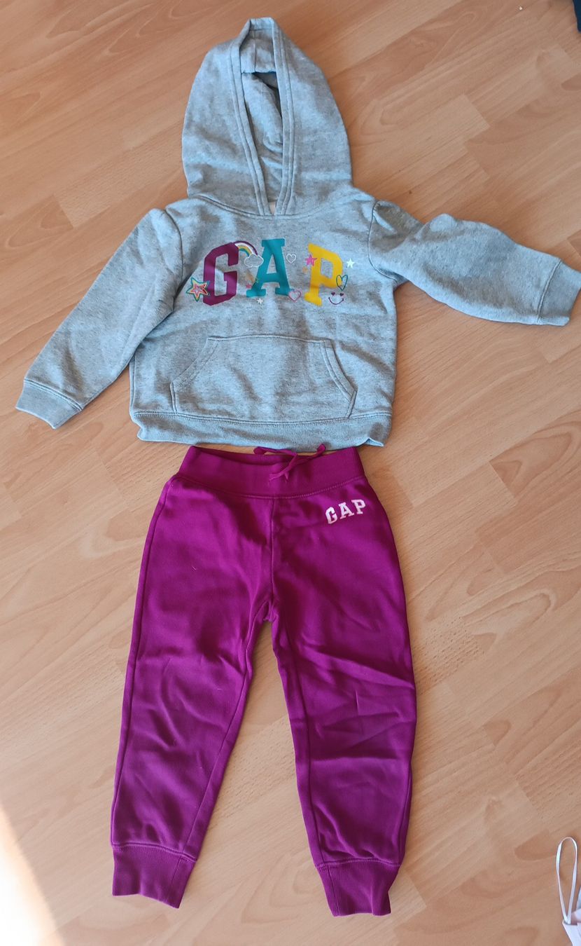 Gap Lotti & Set di vestiti: Gap/ Mädchen/ Trainer Set/ Pullover + Hose/ Gr 98-104 – Usato da Flims Dorf venduto da ali_8n8q
