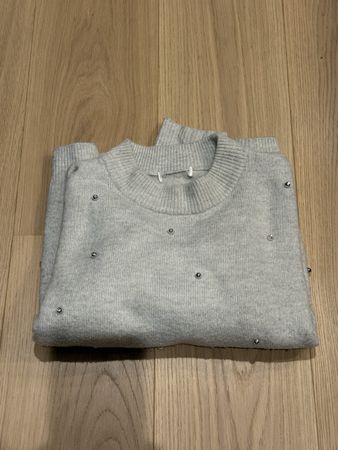 H&M Grauer Pullover mit Schmucksteinen, Grösse S