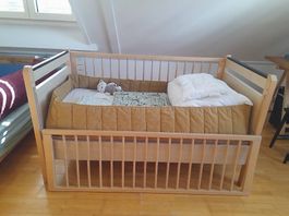 Babybett inkl. Bettwäsche, Daunenduvet, Kissen und Matratze