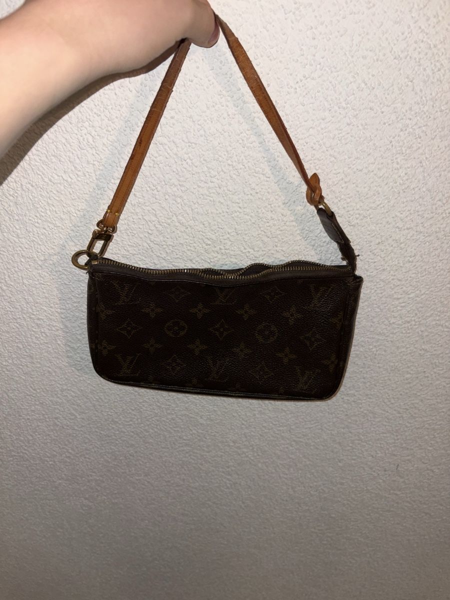 Louis Vuitton Sacs femmes: Louis Vuitton Pochette Accessoires Monogram – D'occasion à Kilchberg ZH par kat_9zlr 1