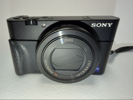 Sony Cyber-Shot RX100 V Kompaktkamera inklusive Tasche