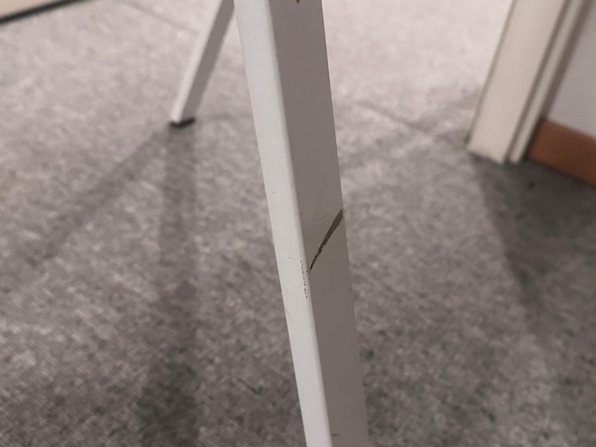 Tische: Design Glastisch weiss Metallgestell – Gebraucht aus Neftenbach von Msanmarco 3