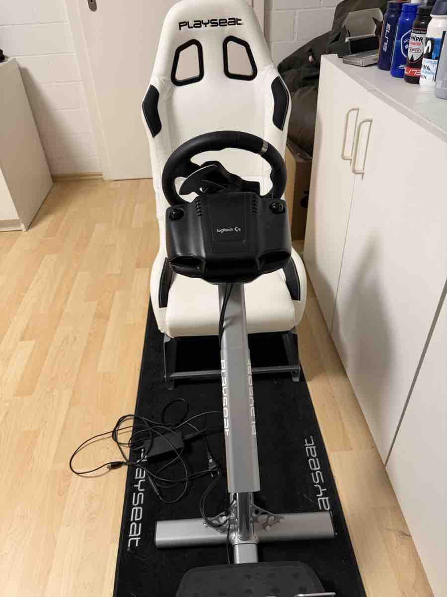 Playseat Sedie: Playseat Rennsitz mit Logitech Lenkrad gebraucht – Usato da Rüdlingen venduto da Erik-H