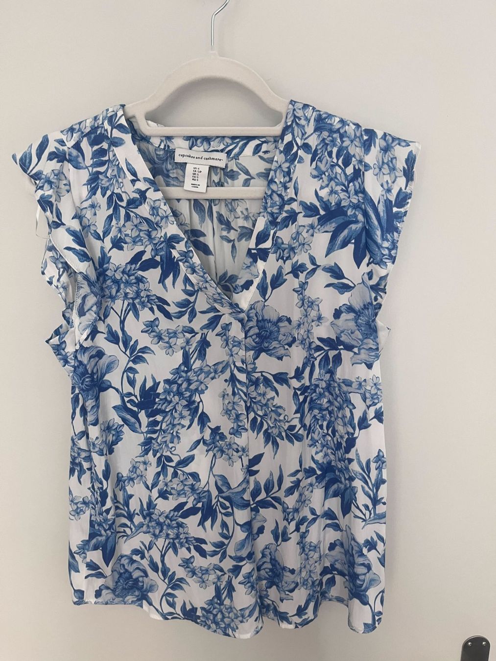 Camicette: White shirt with blue flowers – Nuovo (secondo la descrizione) da Zürich venduto da kry_85p7
